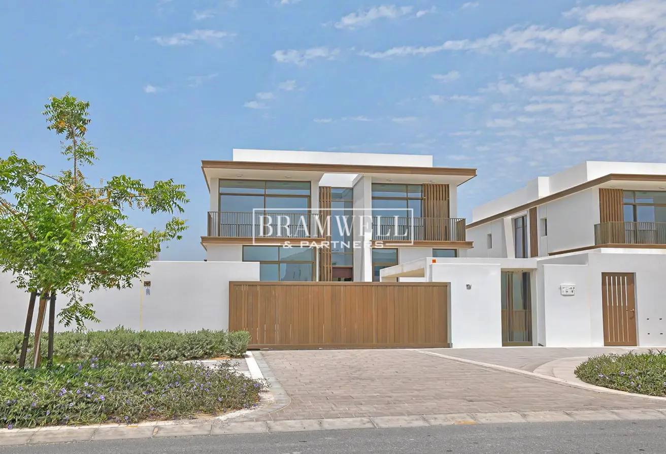 Spectacular Villa | Massive Plot | Prime Location - photo 1